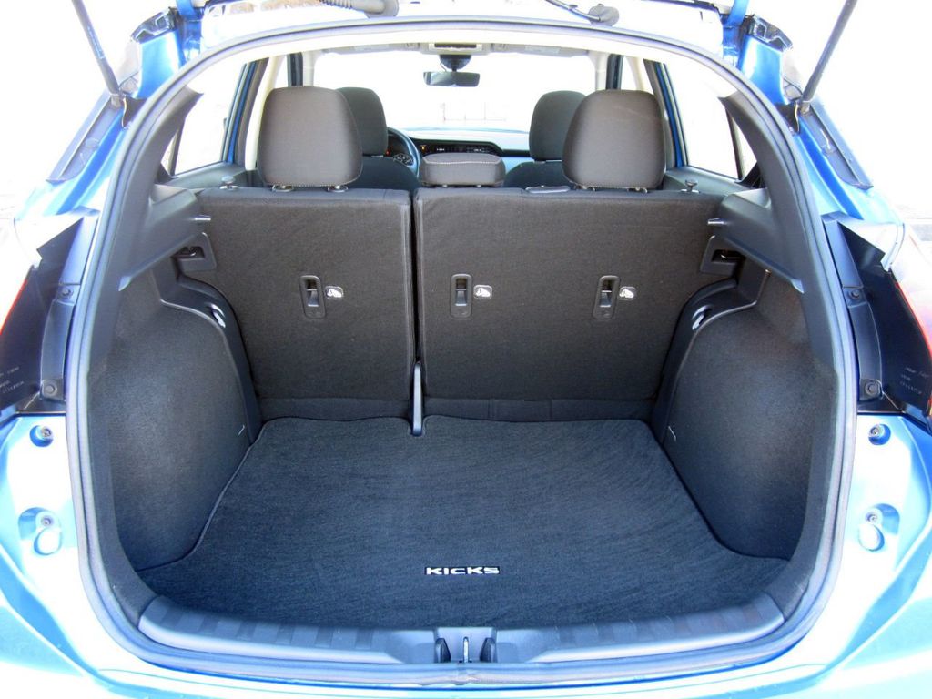 2022 Nissan Kicks SV photo 17