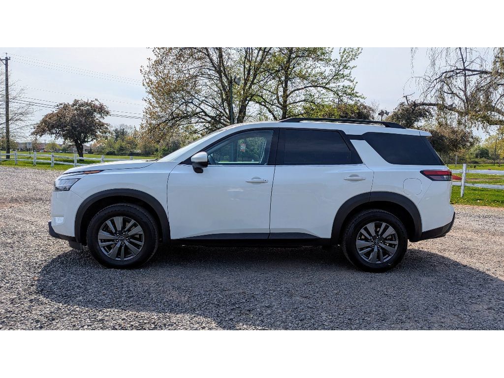 2022 Nissan Pathfinder SV photo 4