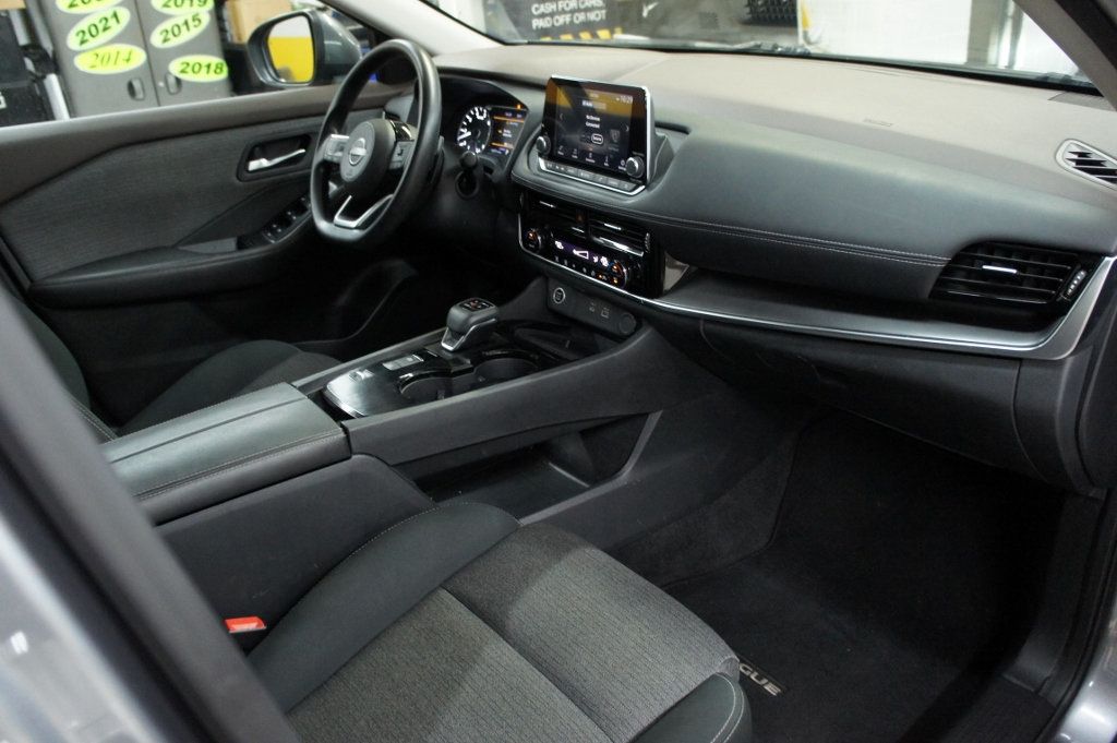 2022 Nissan Rogue SV photo 3