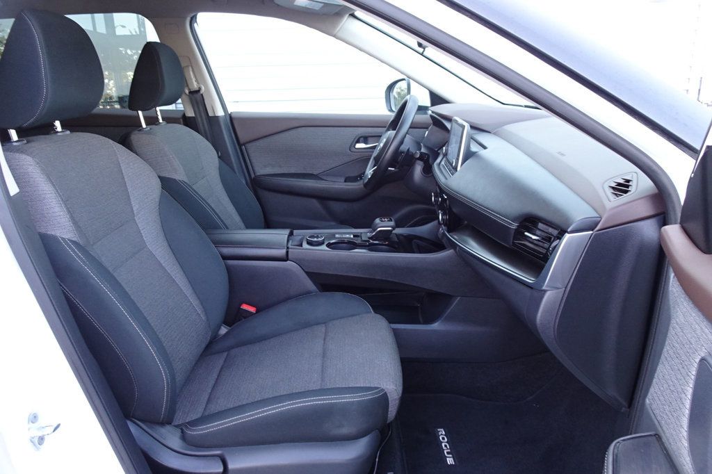 2022 Nissan Rogue SV photo 11