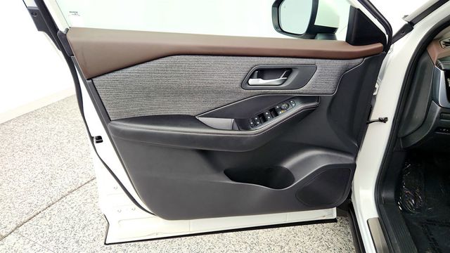 2022 Nissan Rogue AWD SV w/ Illuminated Kick Plates - 23023489 - 9