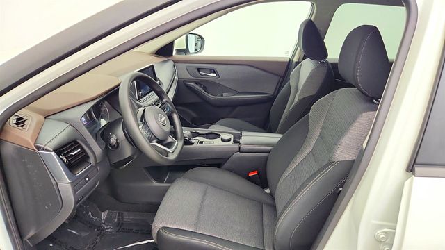 2022 Nissan Rogue AWD SV w/ Illuminated Kick Plates - 23023489 - 17