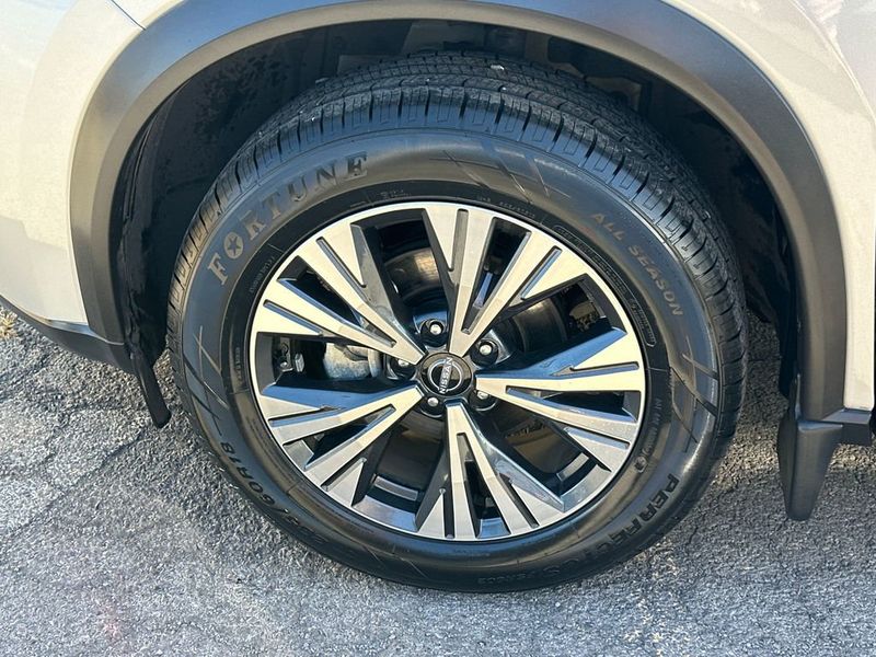 2022 Nissan Rogue FWD SV - 22952151 - 11