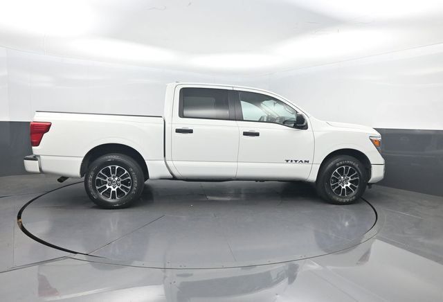 2022 Nissan Titan 4x4 Crew Cab SV - 23045295 - 36