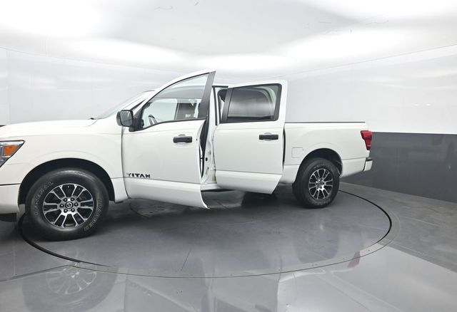2022 Nissan Titan 4x4 Crew Cab SV - 23045295 - 39
