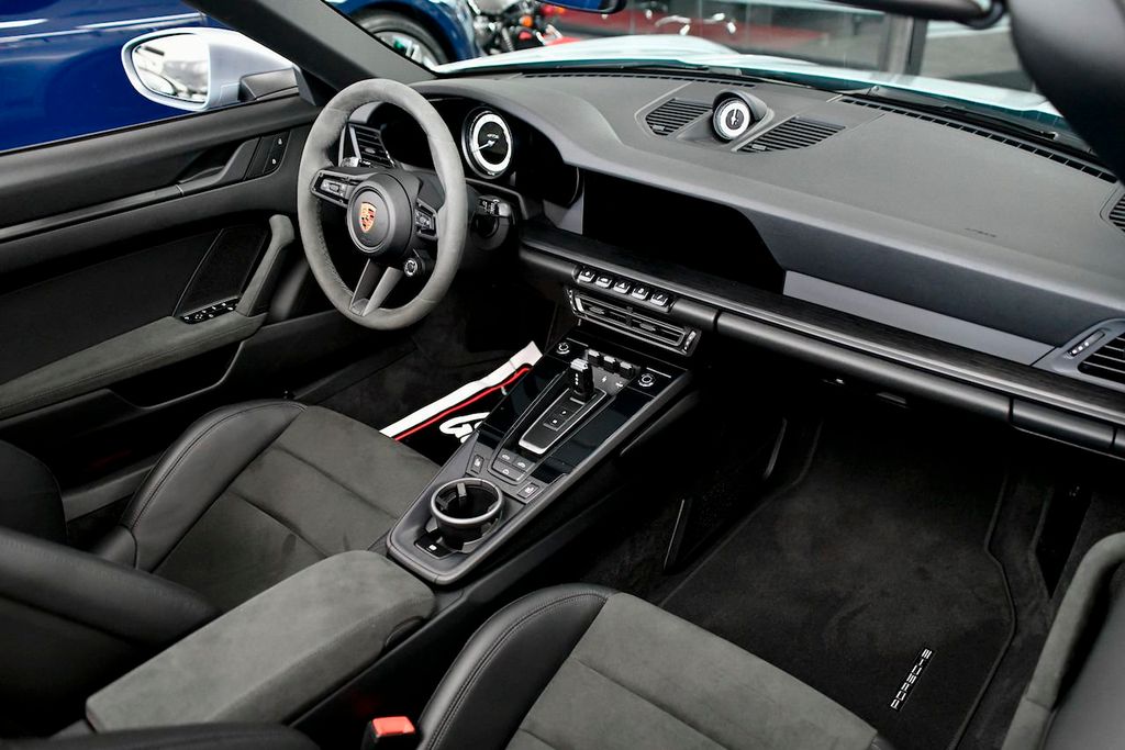 2022 Porsche 911 4 GTS Cabriolet photo 17