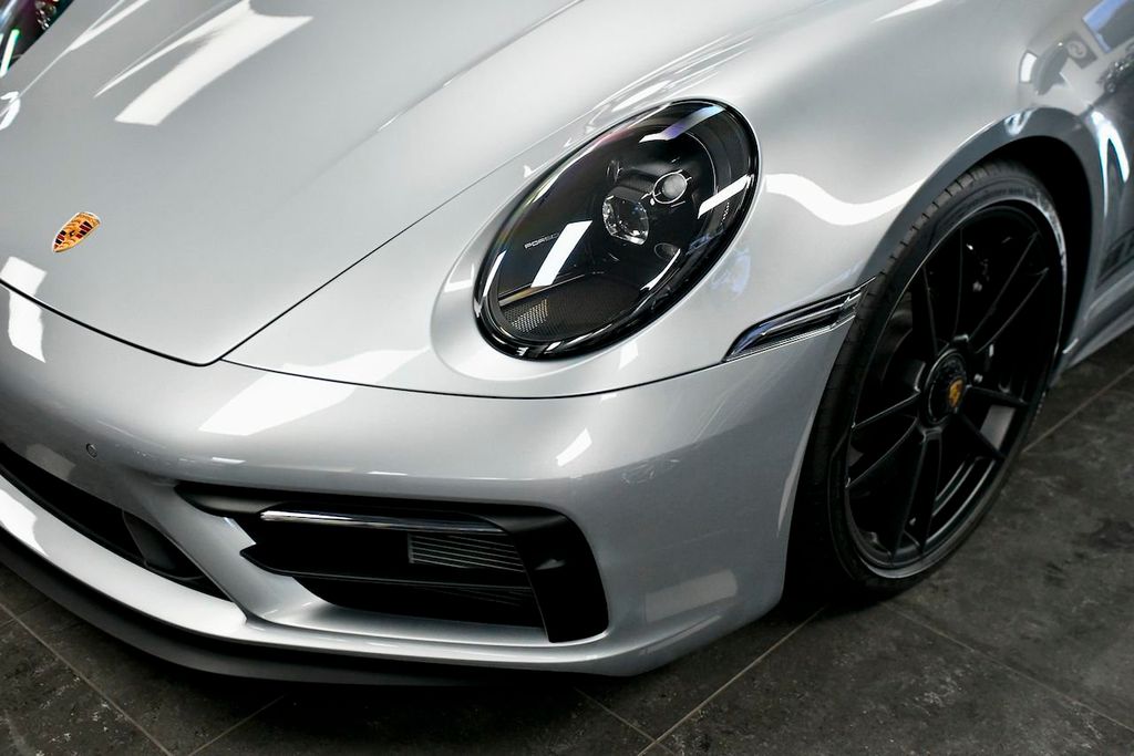 2022 Porsche 911 4 GTS Cabriolet photo 3