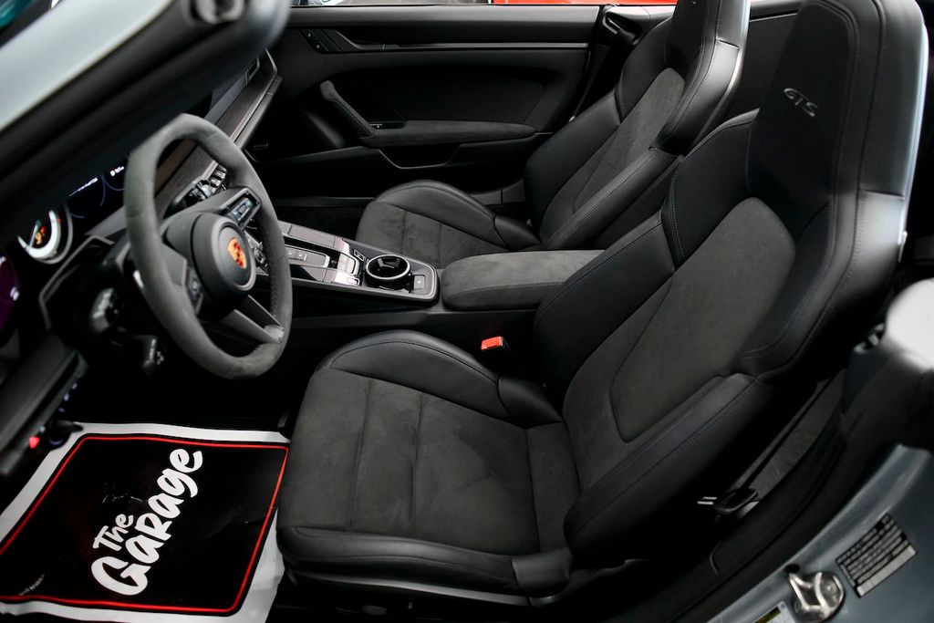 2022 Porsche 911 4 GTS Cabriolet photo 32