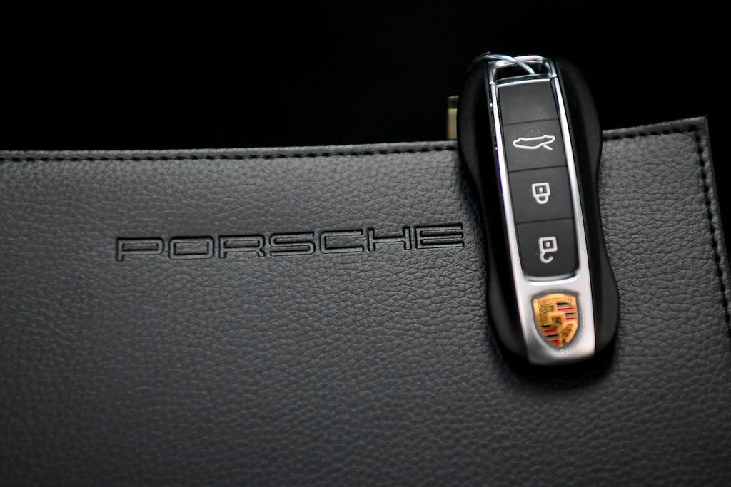 2022 Porsche 911 4 GTS Cabriolet photo 37