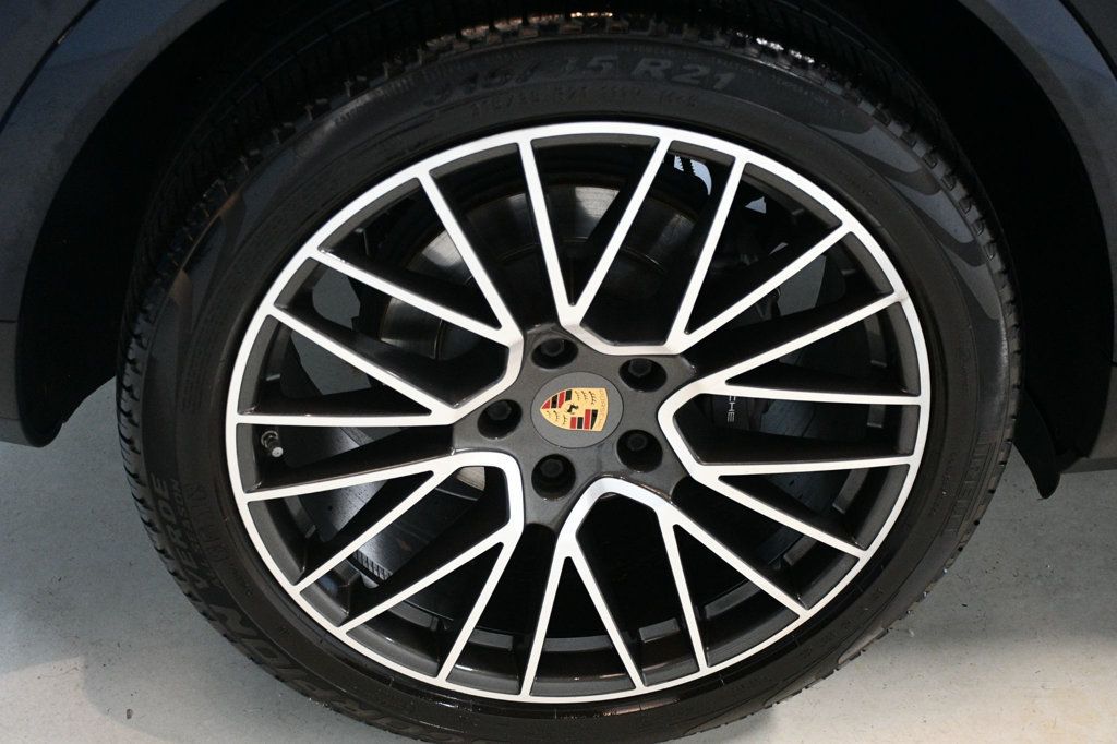 2022 Porsche Cayenne Base photo 19