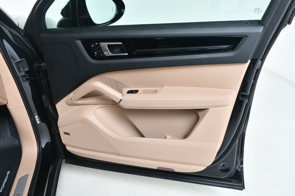2022 Porsche Cayenne Base photo 22