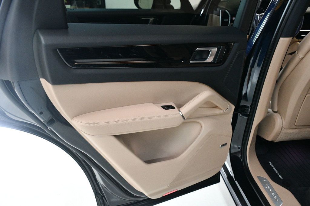 2022 Porsche Cayenne Base photo 23