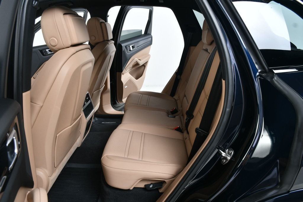2022 Porsche Cayenne Base photo 32