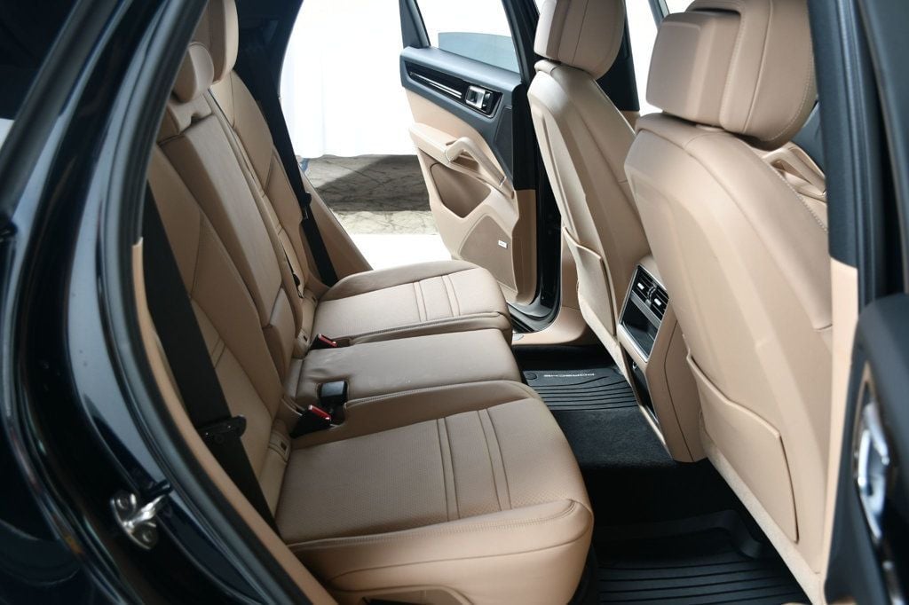 2022 Porsche Cayenne Base photo 36