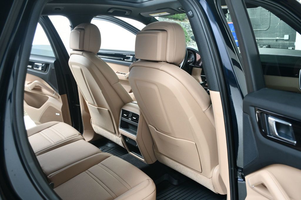 2022 Porsche Cayenne Base photo 37