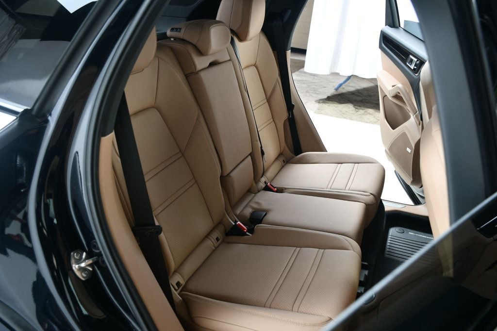 2022 Porsche Cayenne Base photo 38