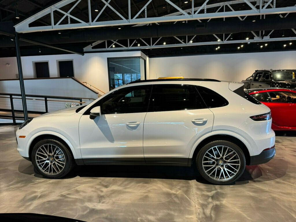 2022 Porsche Cayenne Base photo 2
