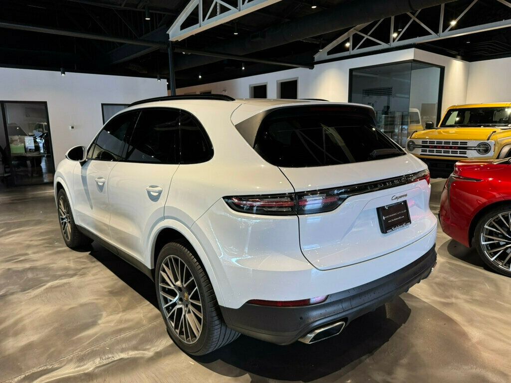2022 Porsche Cayenne Base photo 3