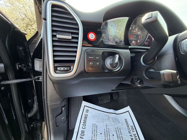 2022 Porsche Cayenne AWD with Premium Package & Front Seat Ventilation - 23008372 - 12