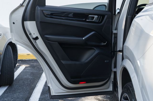 2022 Porsche Cayenne Coupe AWD - 22936249 - 32