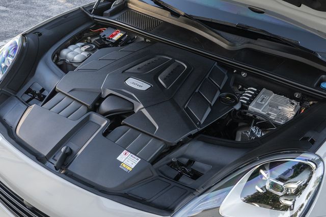 2022 Porsche Cayenne Coupe AWD - 22936249 - 35