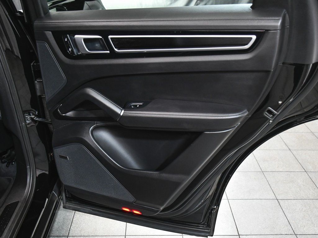 2022 Porsche Cayenne GTS photo 9