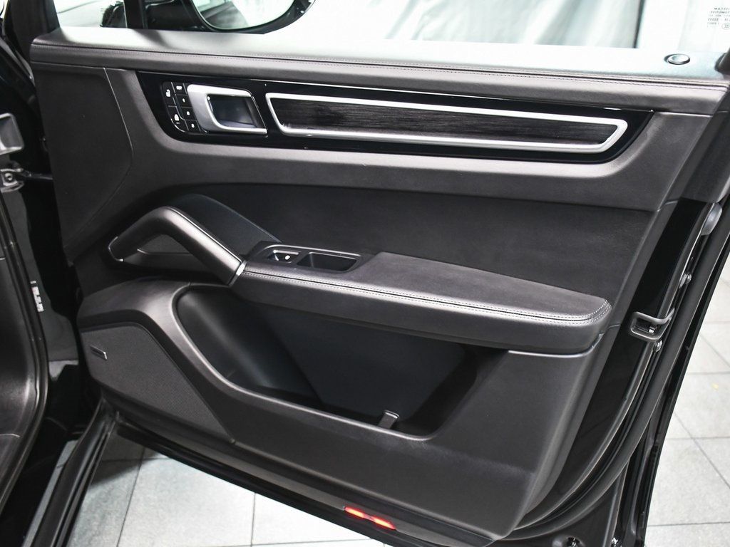 2022 Porsche Cayenne GTS photo 10