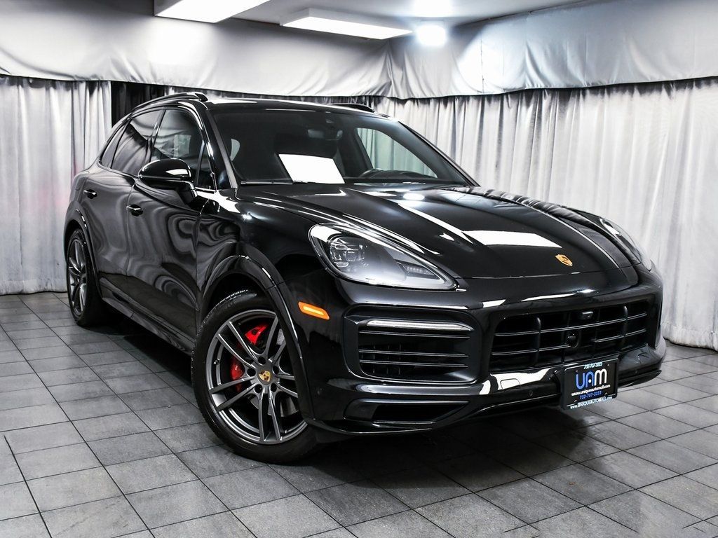 2022 Porsche Cayenne GTS photo 3
