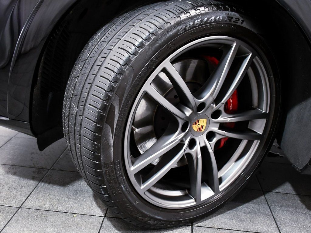 2022 Porsche Cayenne GTS photo 2