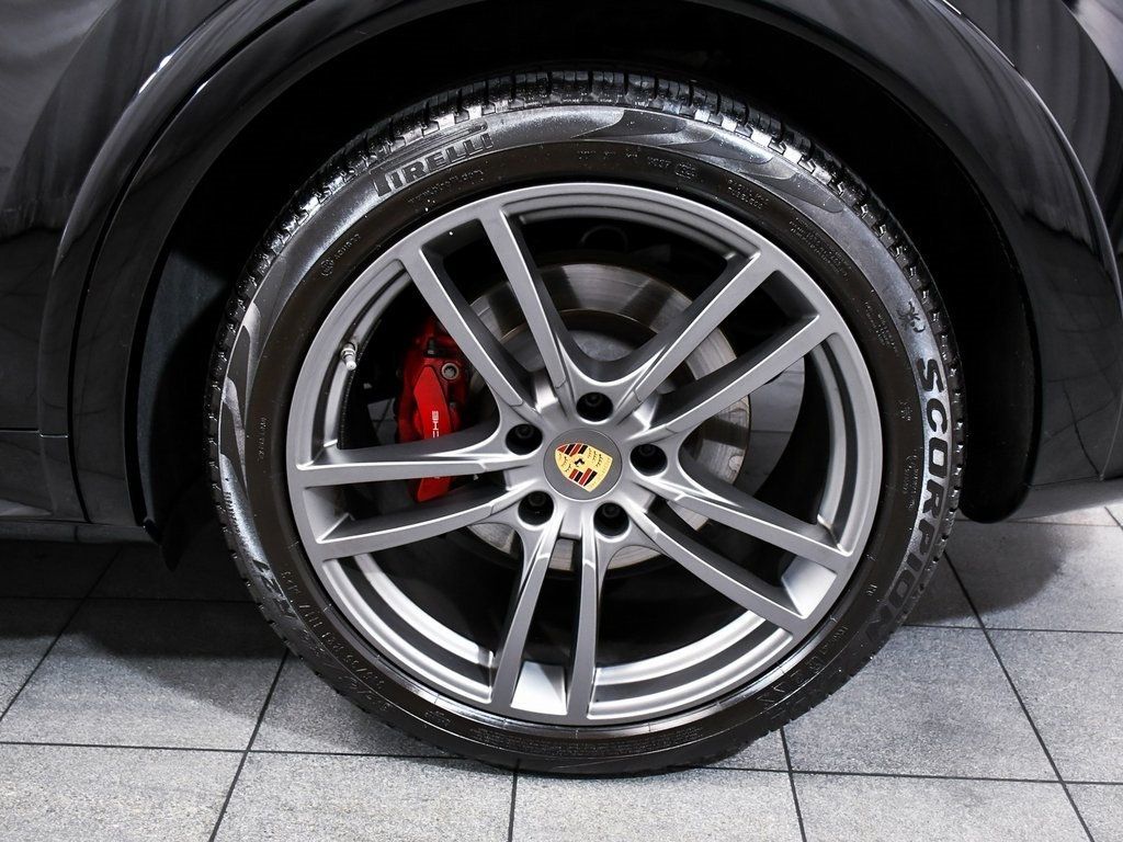 2022 Porsche Cayenne GTS photo 3