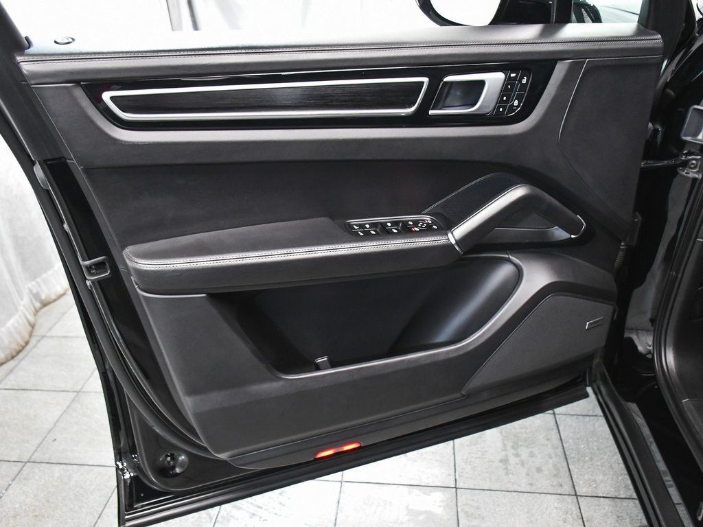 2022 Porsche Cayenne GTS photo 4
