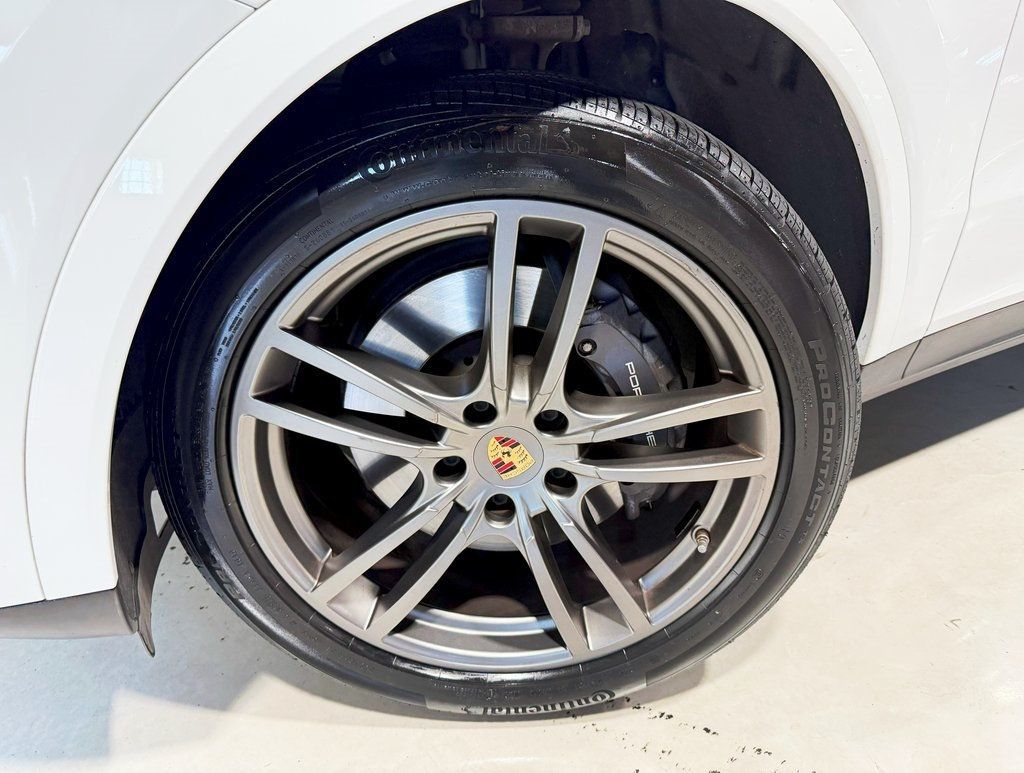 2022 Porsche Cayenne Platinum Edition photo 2