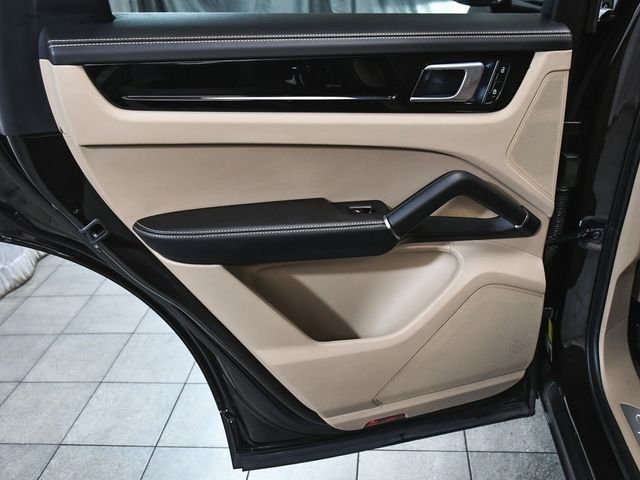 2022 Porsche Cayenne E-Hybrid Base - 22935992 - 10