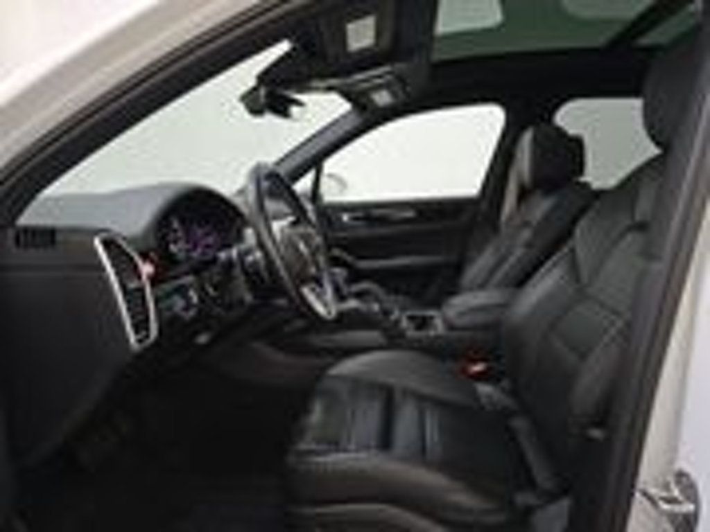 2022 Porsche Cayenne E-Hybrid Platinum Edition photo 3