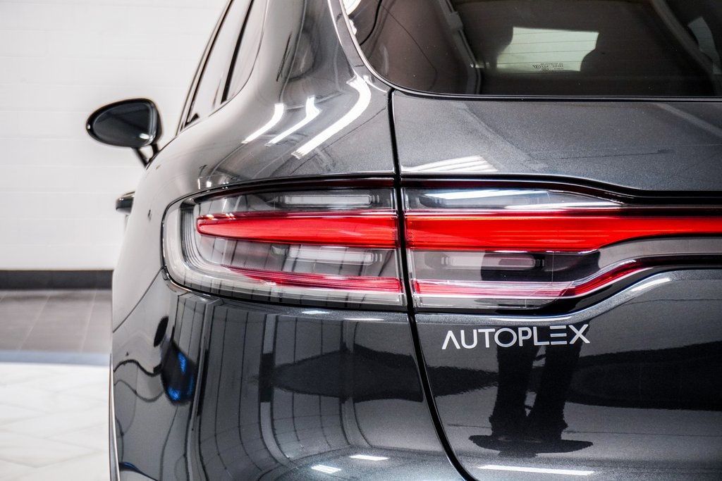 2022 Porsche Macan Base photo 13