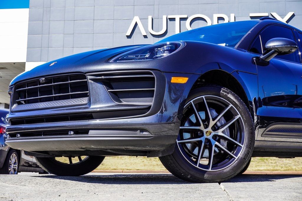2022 Porsche Macan Base photo 2
