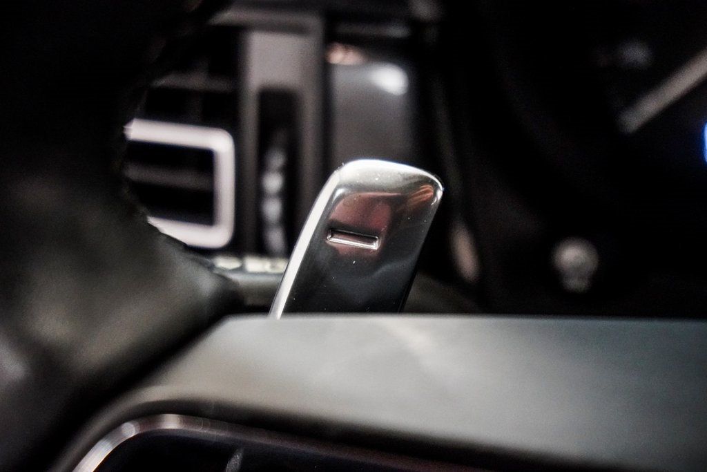 2022 Porsche Macan Base photo 32