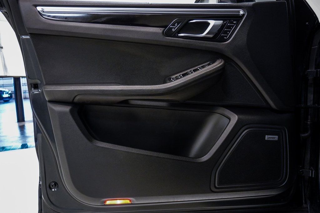 2022 Porsche Macan Base photo 37