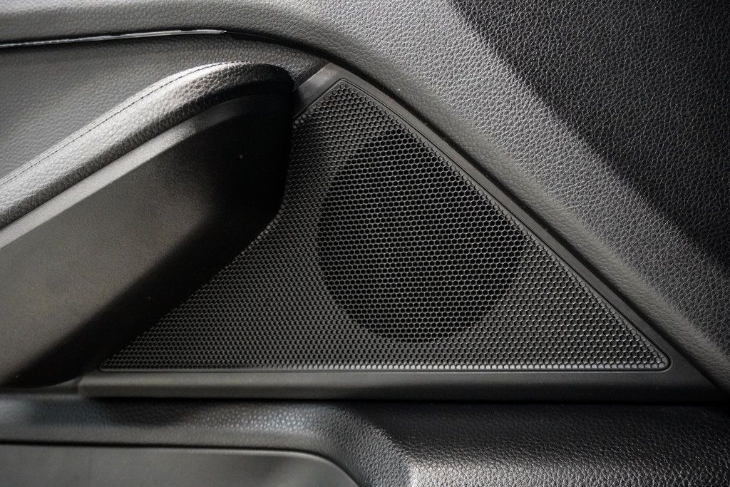 2022 Porsche Macan Base photo 40