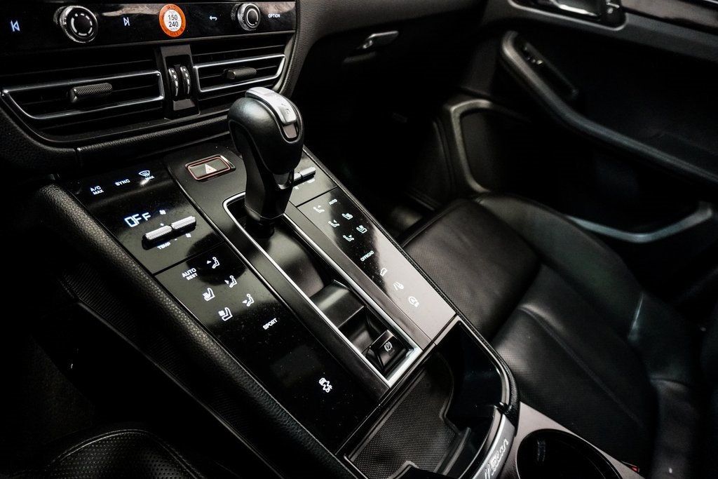 2022 Porsche Macan Base photo 42