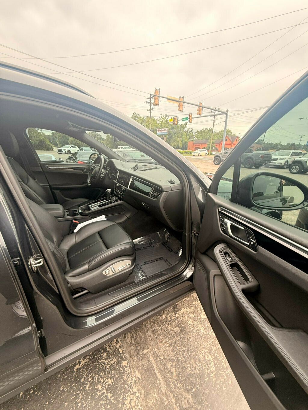 2022 Porsche Macan photo 18