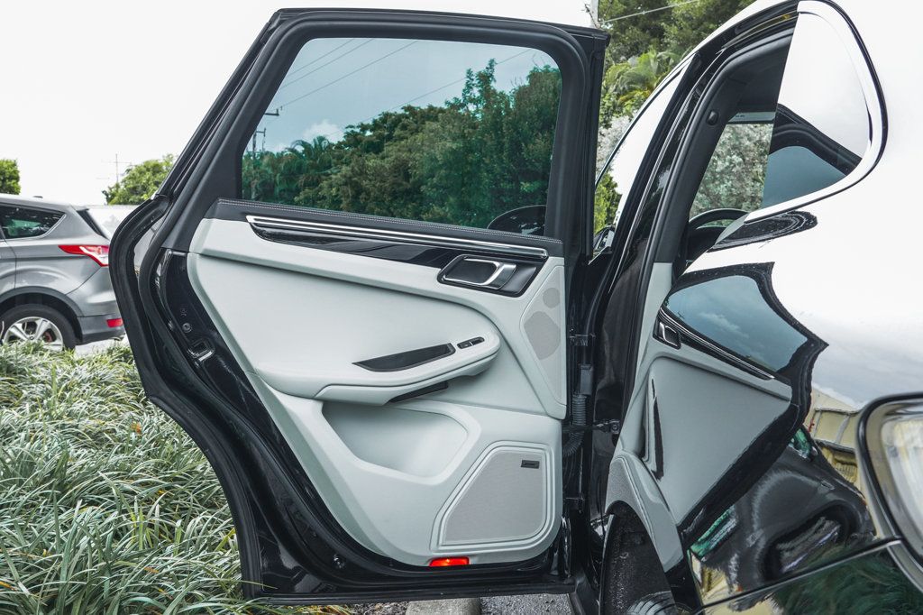 2022 Porsche Macan S photo 34