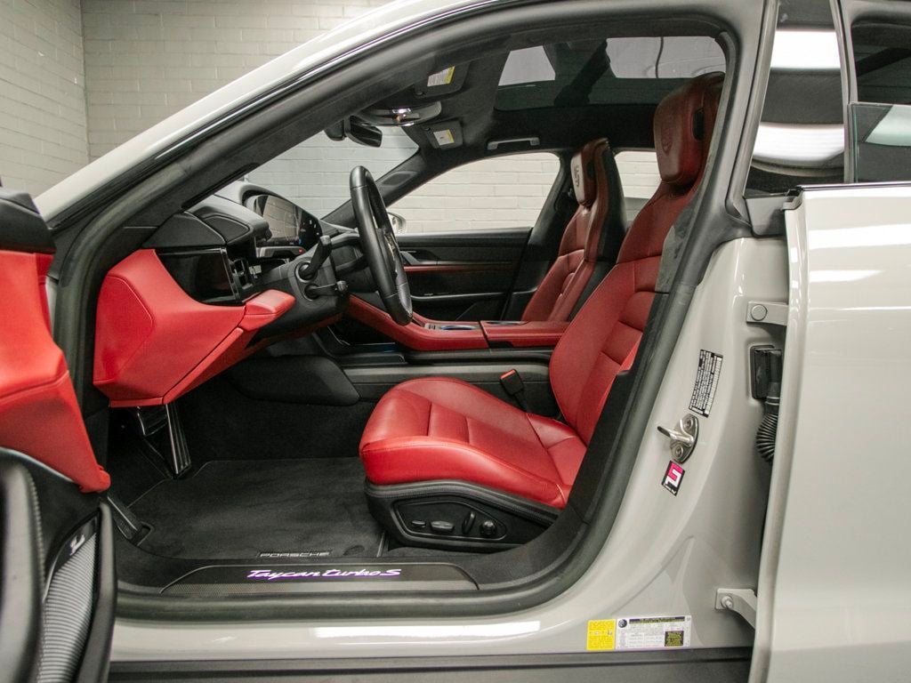 Porsche Taycan photo 16