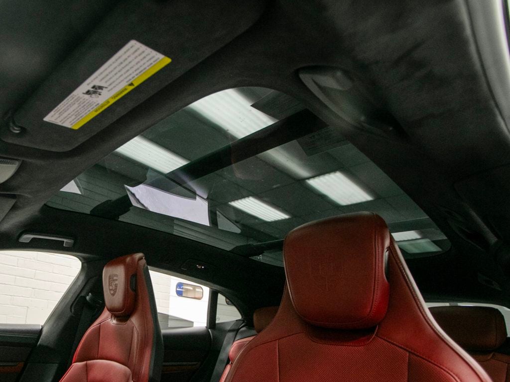 Porsche Taycan photo 31