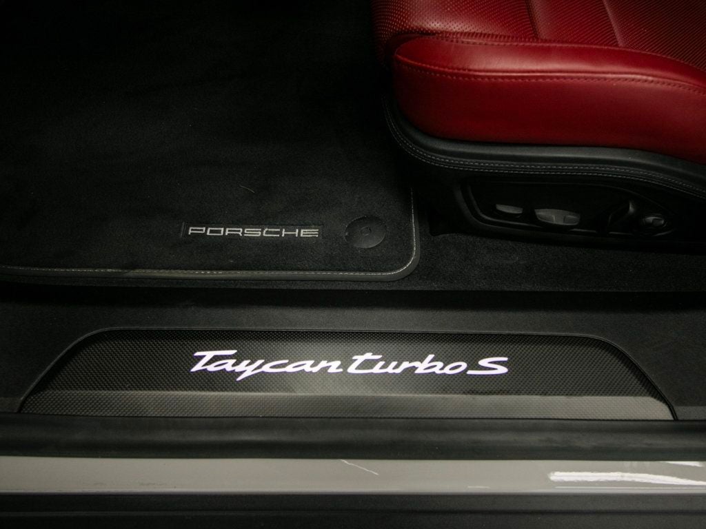 Porsche Taycan photo 37