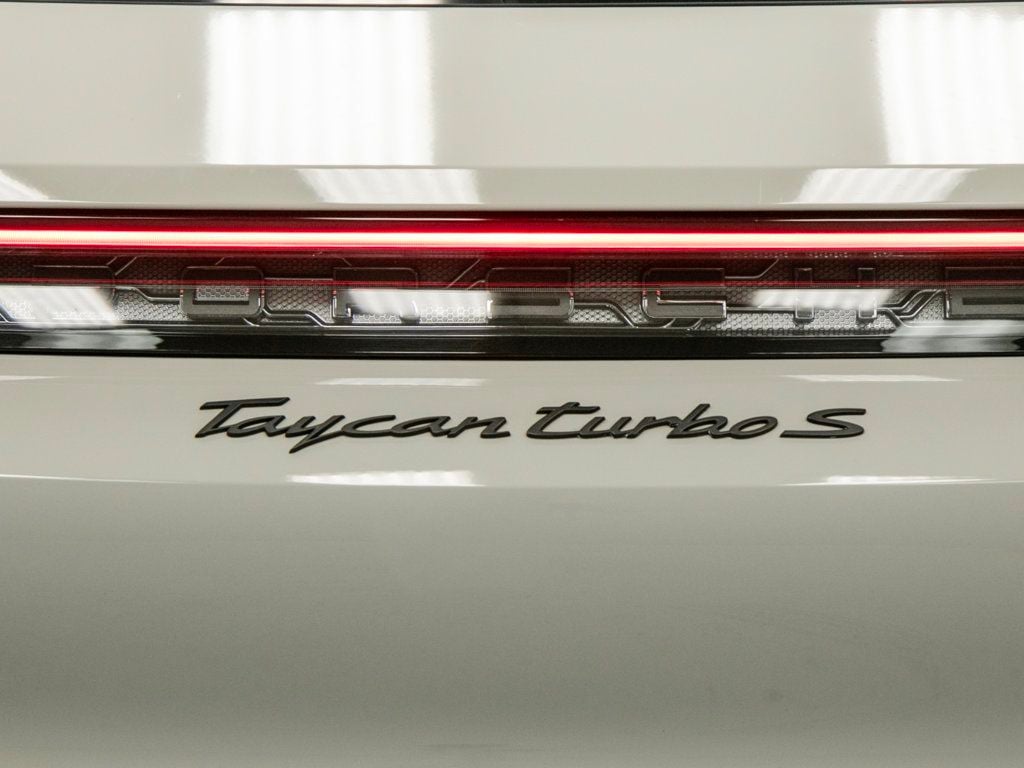 Porsche Taycan photo 39