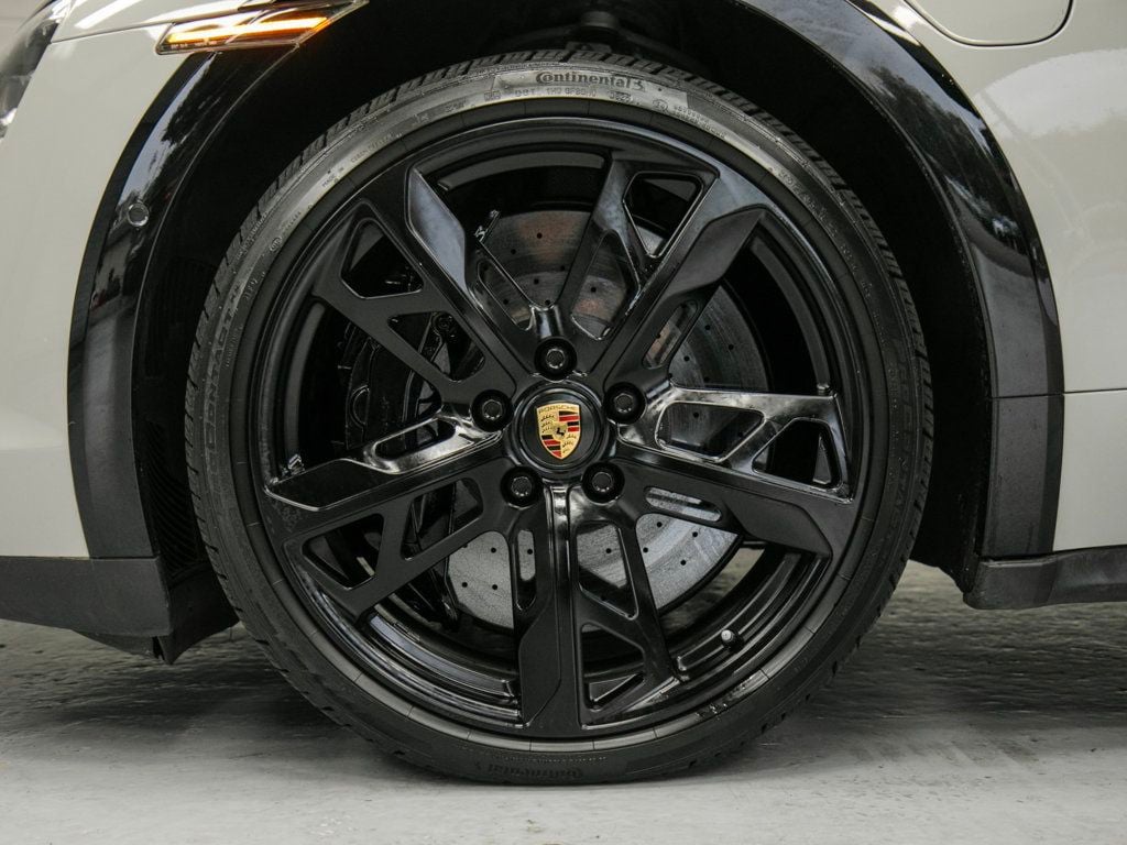 Porsche Taycan photo 9