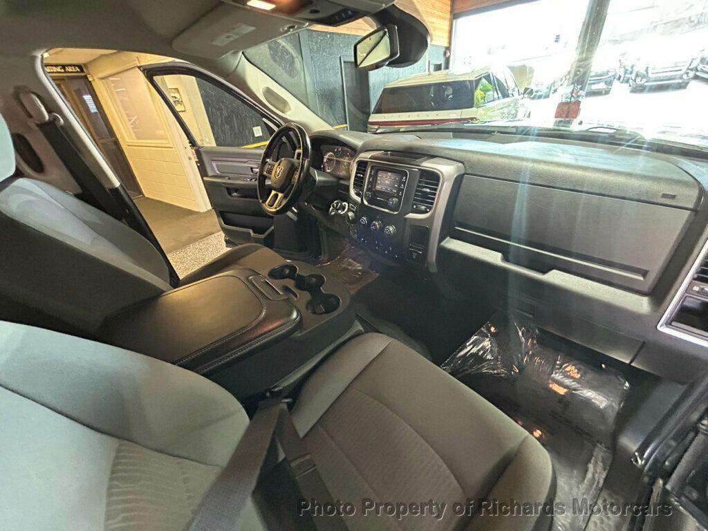 2022 Ram 1500 Classic Express 4x4 Crew Cab 5'7" Box - 23031458 - 18