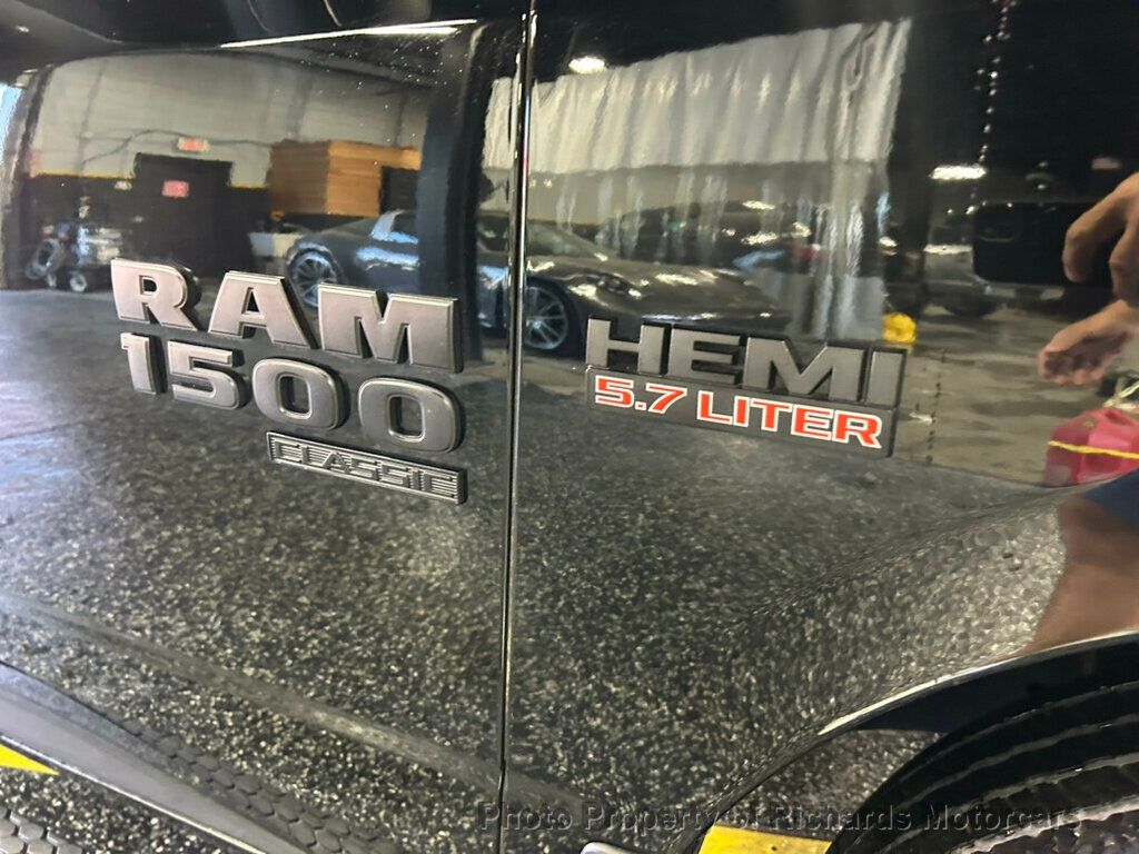 2022 Ram 1500 Classic Express 4x4 Crew Cab 5'7" Box - 23031458 - 8