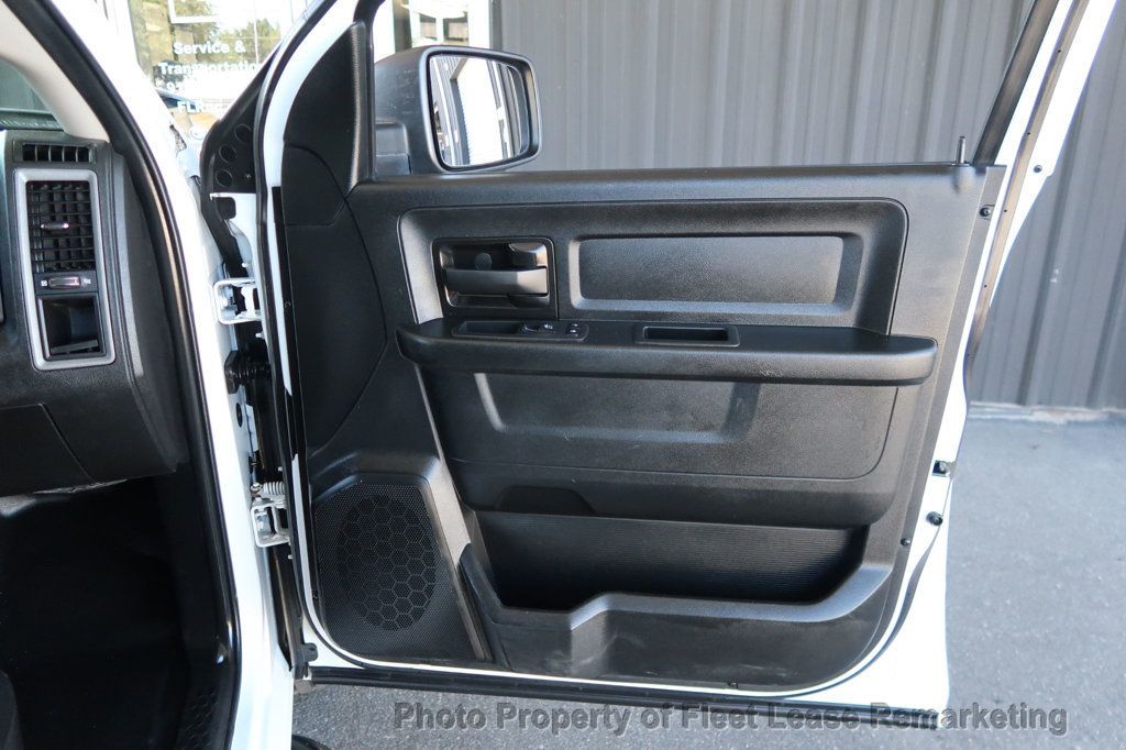 2022 Ram 1500 Classic Ram 1500 4WD Crew Cab SWB Classic Tradesman - 23083570 - 24